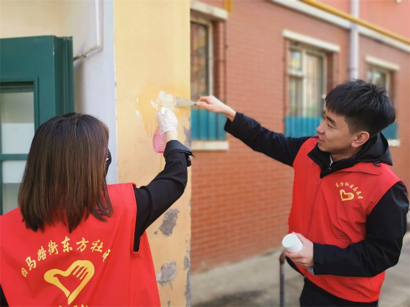 志愿者清洗墻體.jpg