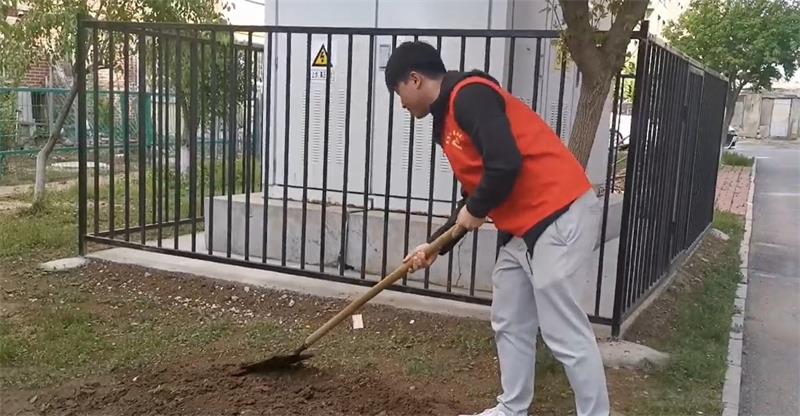志愿者在清理雜草.jpg
