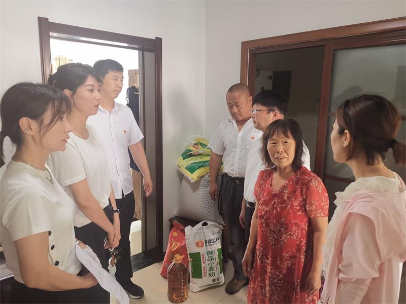 公司黨員深入社區(qū)慰問貧困黨員.jpg